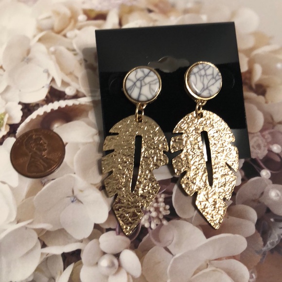 ❗️New❗️gold and marble leaf drop earrings - Picture 2 of 3